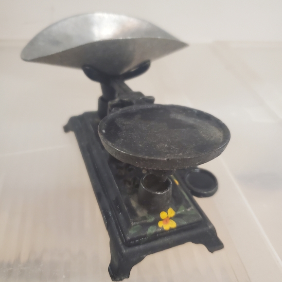 Vintage Cast Iron weight scale in working condition - Picture 4 of 11
